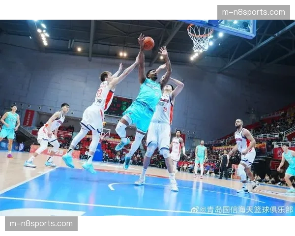 青岛队外线投射命中率惊人 三分球成主要进攻武器 青岛队外线投射命中率惊人 三分球成主要进攻武器